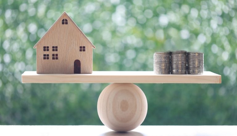 Investir em imóveis ou aplicar na poupança? Prós e contras + como calcular o ROI ao investir em imóveis