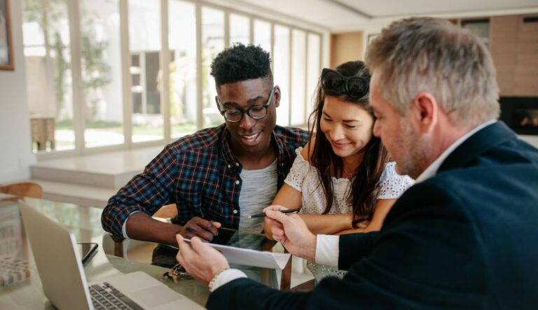 12 perguntas para fazer ao corretor de imóveis antes de assinar o contrato