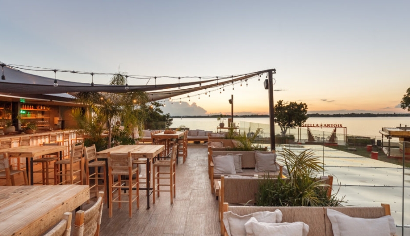 o EAT Kitchen é um espaço gastronômico contemporâneo, que mistura restaurante, bar e empório.