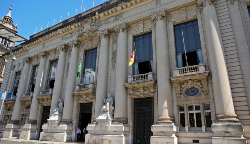 O Palácio Piratini é um dos pontos turísticos obrigatórios para quem visita Porto Alegre. Repleto de arte e história, agrega muita cultura a quem o visita.