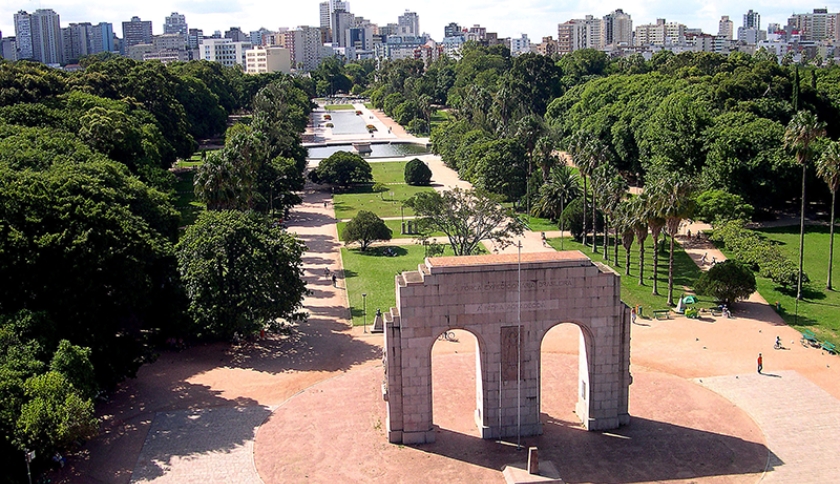 O Parque da Redenção é símbolo da vida porto-alegrense e parada obrigatória para quem deseja sentir de perto a energia cultural da cidade.