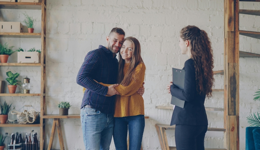 Casal comprando casa