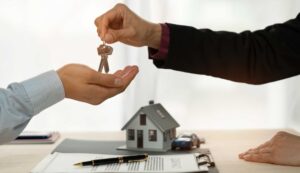 Comprar imóvel com CPF ou PJ: quando faz sentido (imposto, proteção patrimonial e locação)